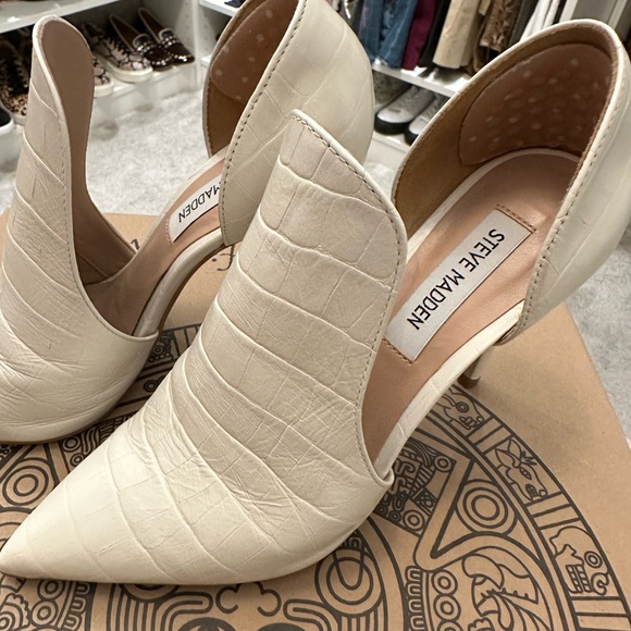 Steve Madden, Alligator Embossed Leather Off-White Heels - Picture 11 of 12